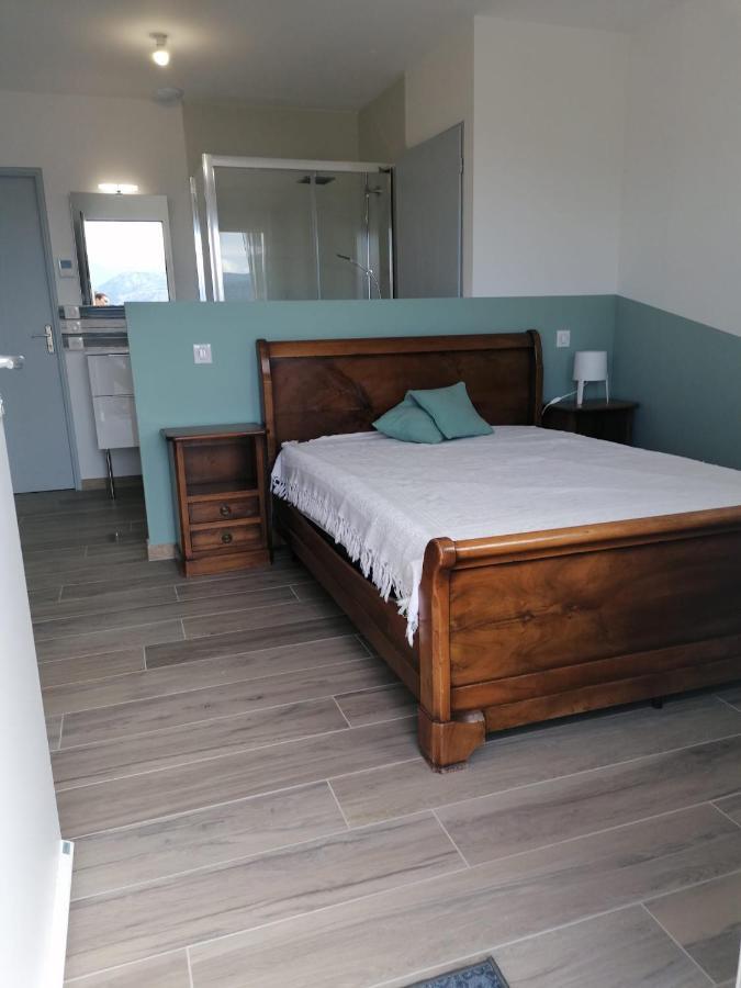 Vue Av Piscine Apartment *